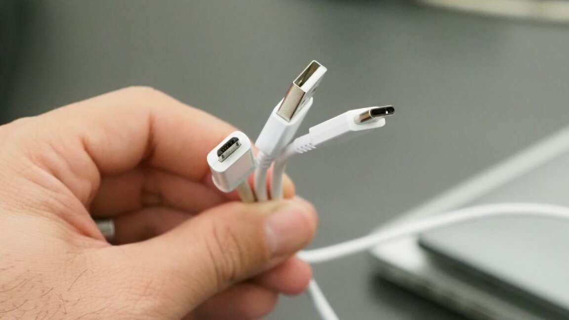Bulgaria adoptă reglementări pentru introducerea încărcătorului universal USB-C