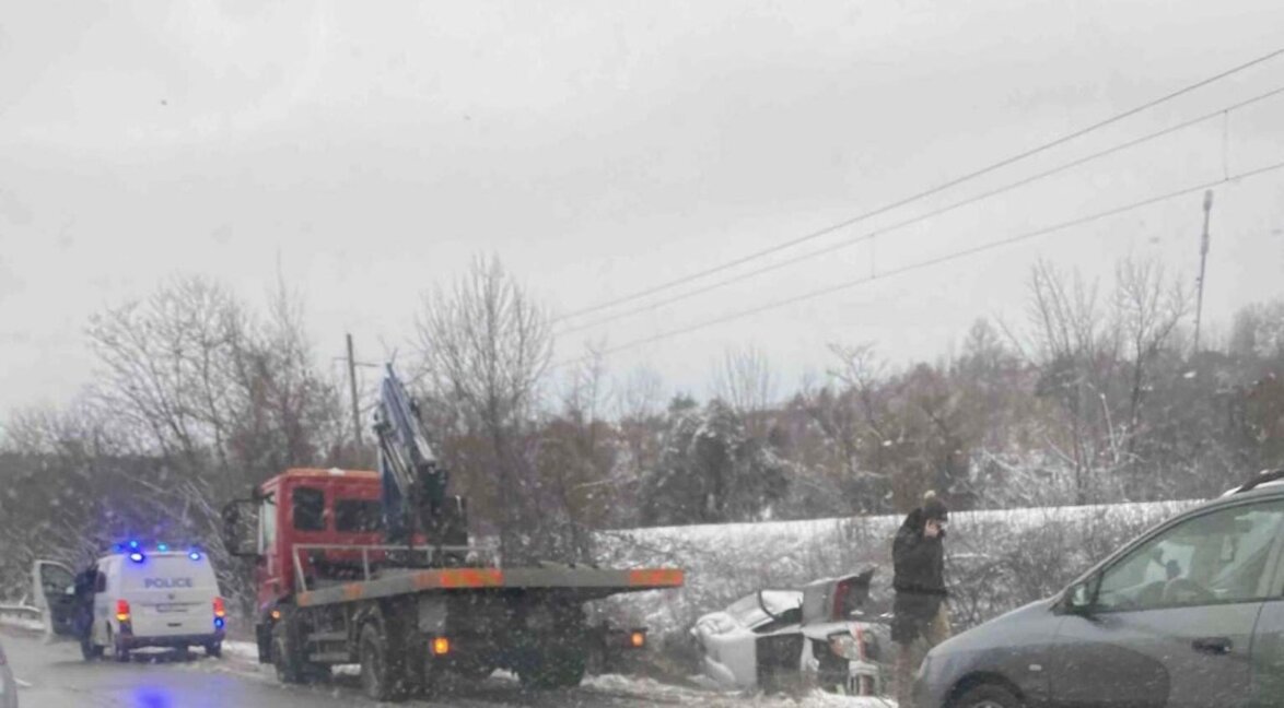 В стабилно състояние е медицинската сестра, ранена при ПТП с линейка край Владая