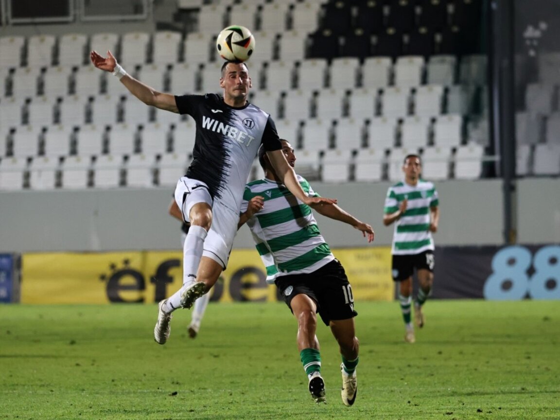 Локомотив (Пловдив) приема Хебър в първия мач от кръга.