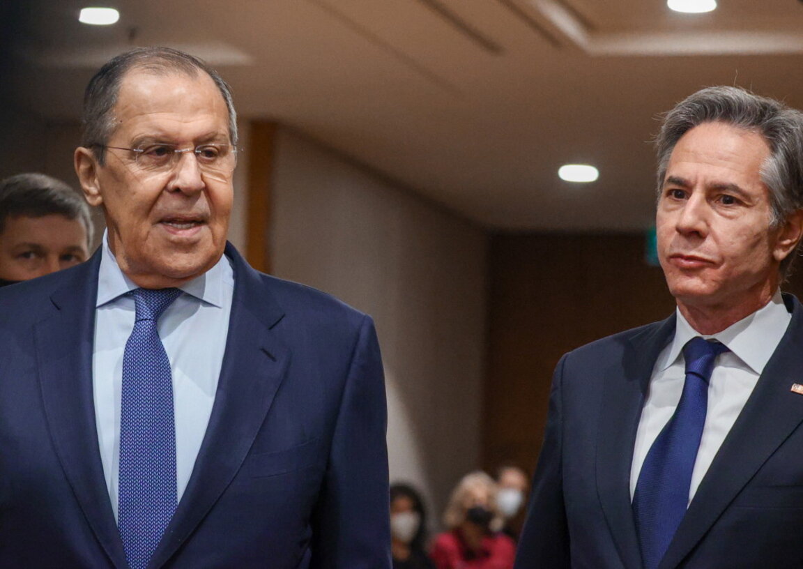 Blinken (dreapta) și Lavrov (stânga) la Geneva, arhivă, 21 ianuarie 2022.