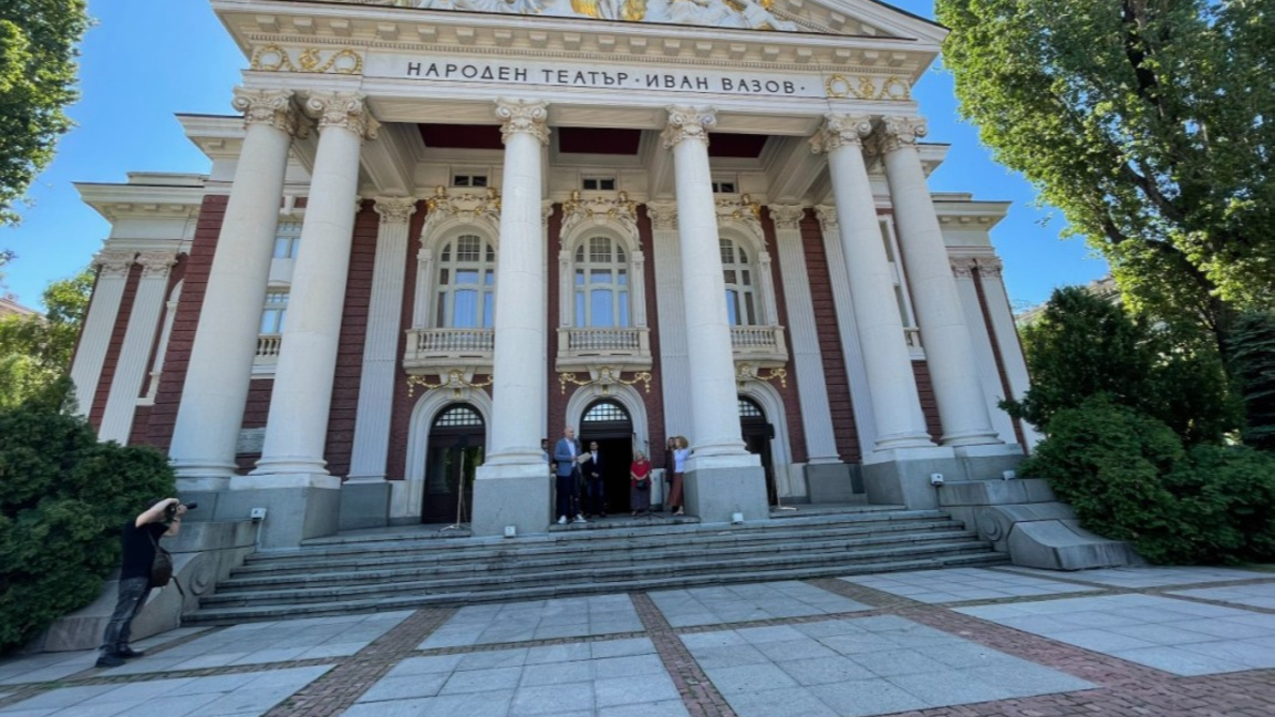 Народният театър "Иван Вазов" се превръща в открита сцена за флашмоб "Светилник"