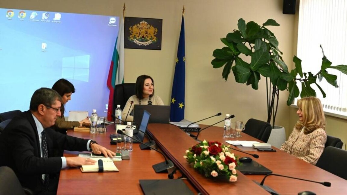 Iliana Ivanova, anëtare e Gjykatës Evropiane të Auditorëve, e cila prezantoi Raportin Vjetor të Gjykatës Evropiane të Auditorëve për vitin 2023. para menaxhmentit të Institucionit Suprem të Auditimit Bullgar