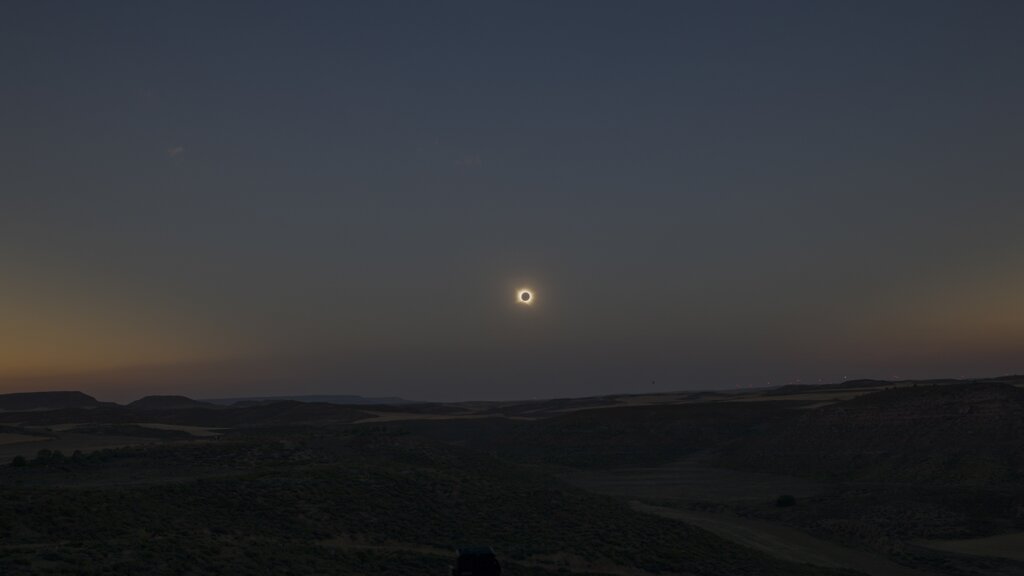 El eclipse total de sol y toda la colina