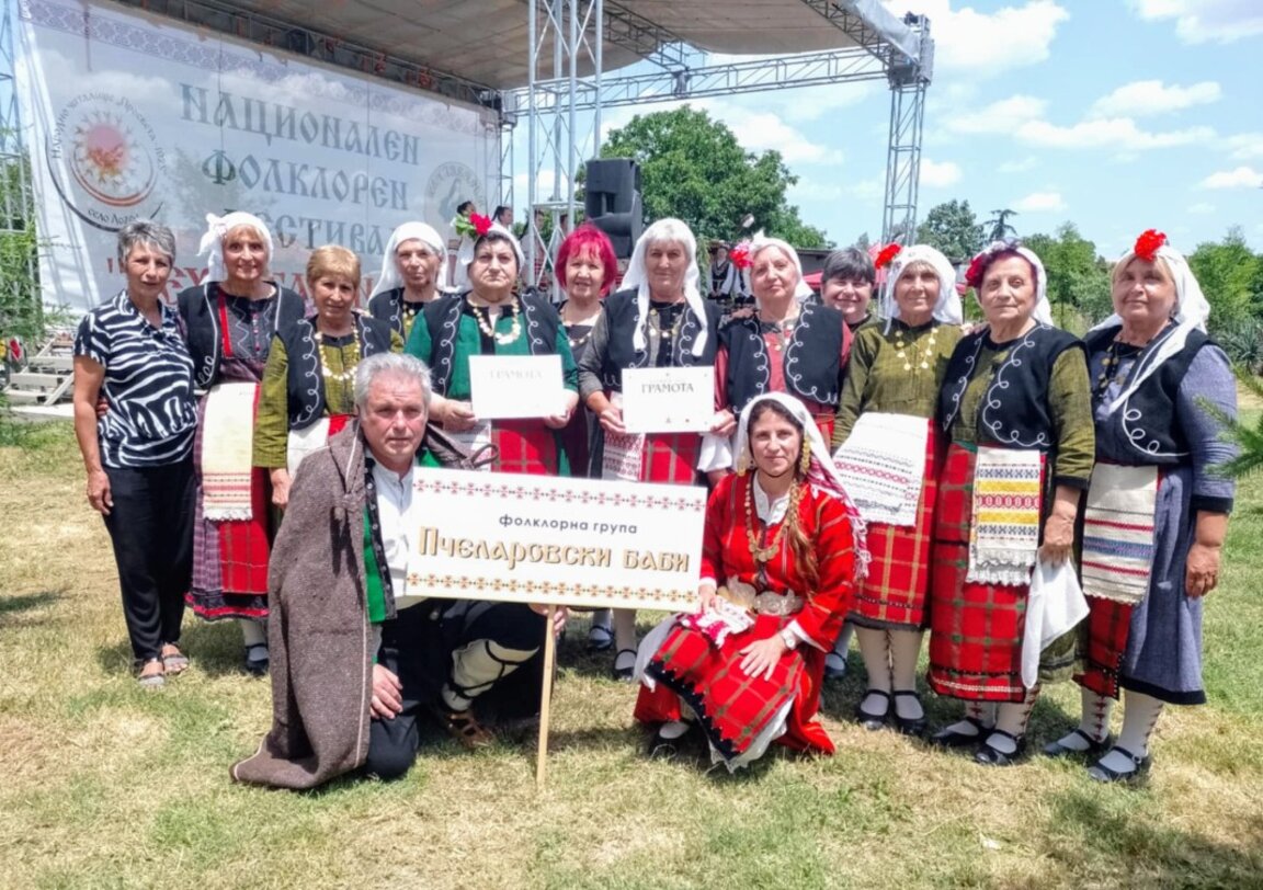 "Златните баби" от Пчеларово покориха сцената на "Кехлибарен грозд" в Лозен