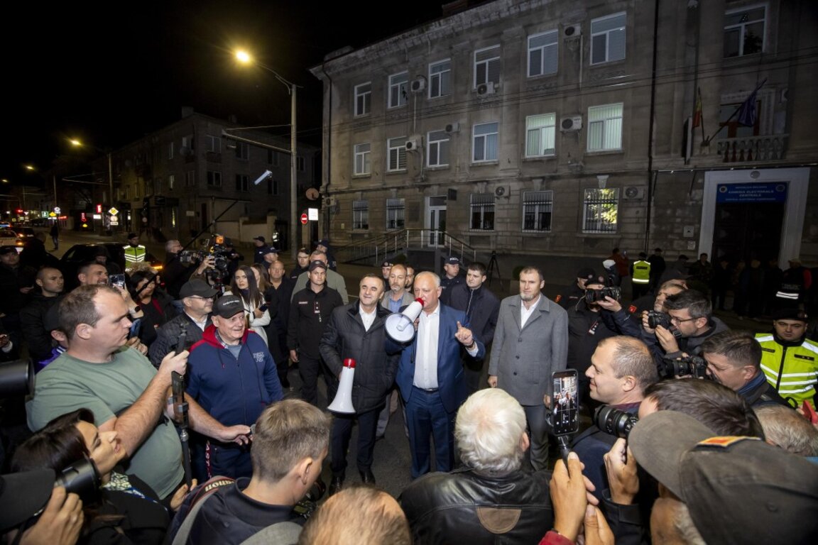 Лидерът на проруския опозиционен блок Игор Додон и негови привърженици оспорват загубата на вота.