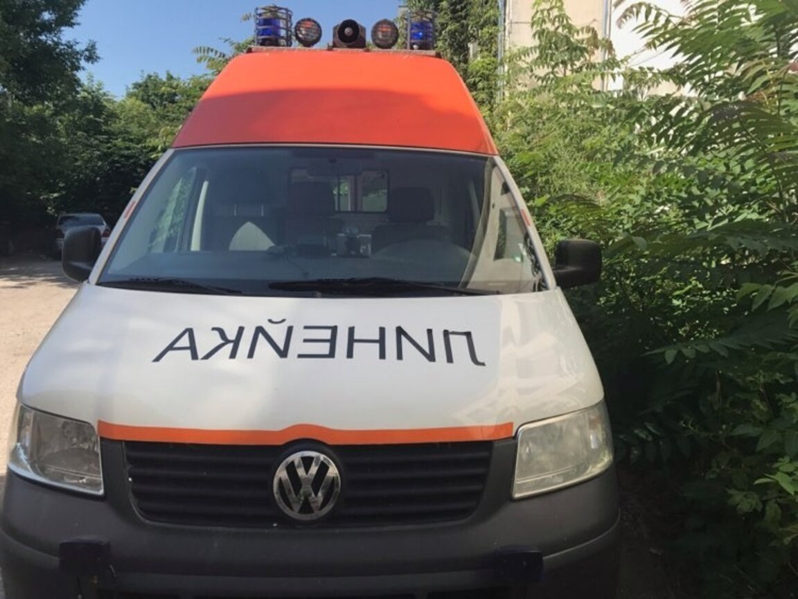 С опасност за живота след падане от покрив