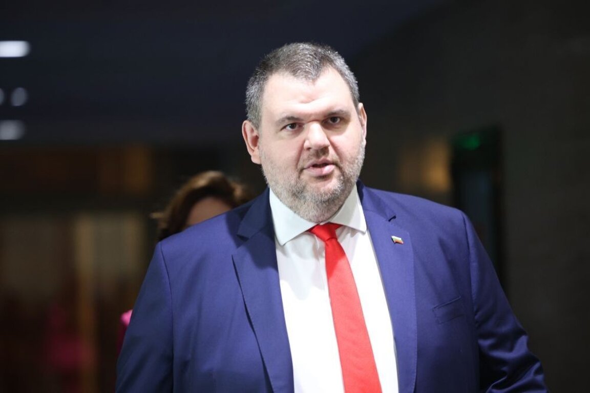 Пеевски обвини ДПС-ДПС, рекетирали управляващите за постове