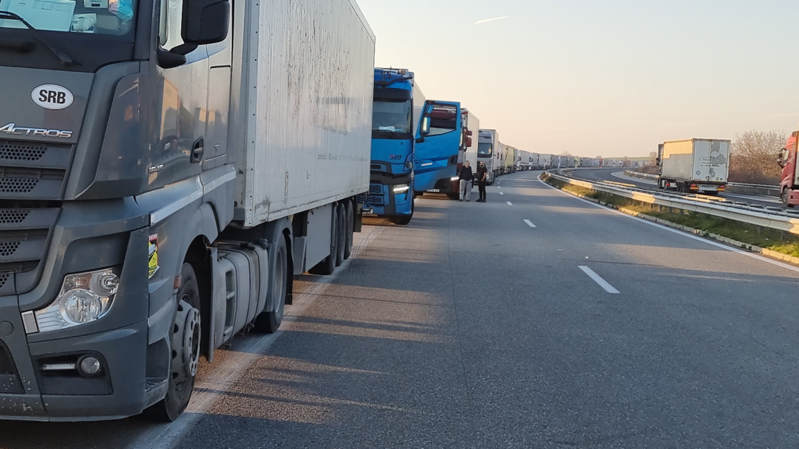 Traffic is heavy at the border with Türkiye