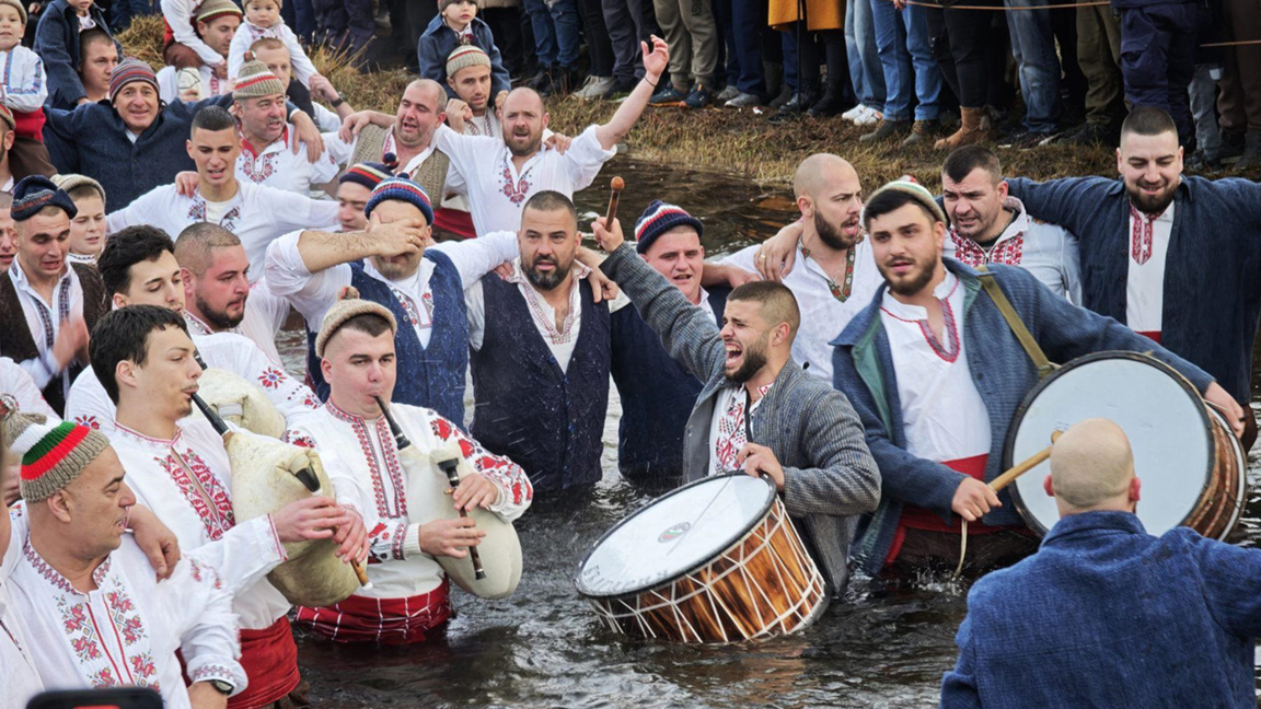 Le khoro viril de Théophanie dans les eaux de la rivière Toundja