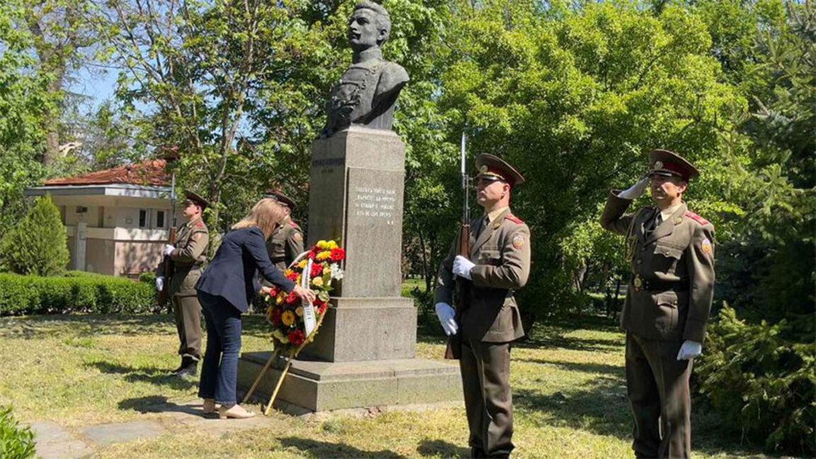 Зам.-кметът по „Образование, култура, спорт и младежки дейности“ Благородна Здравкова пред паметника на  Бенковски