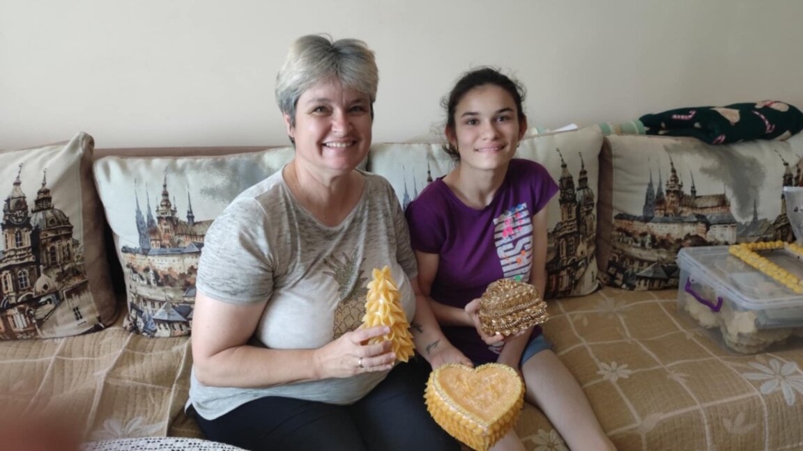 17-годишно момиче с церебрална парализа от Нова Загора изработва сувенири от макарони