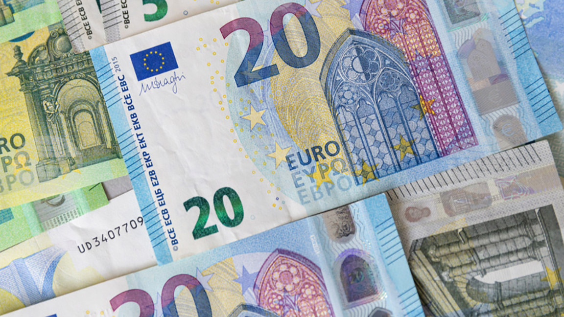 Еврото поскъпна с почти 1% спрямо долара