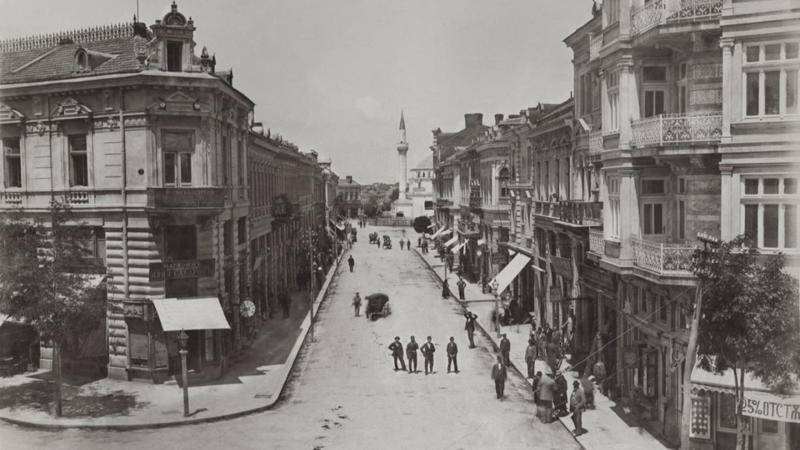 Кръстовището на бул. "Княз А. Дондуков" и ул. "Търговска" с поглед към пл. "Бански" и Баня Баши джамия, 1899 г.