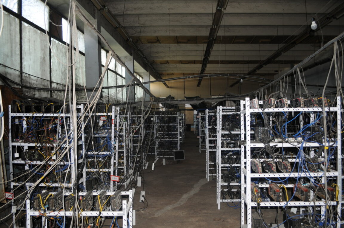 "Копачки" за криптовалута са открити на стадиона в Дупница