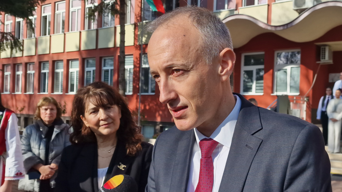 Учителските заплати се увеличават догодина с 10%