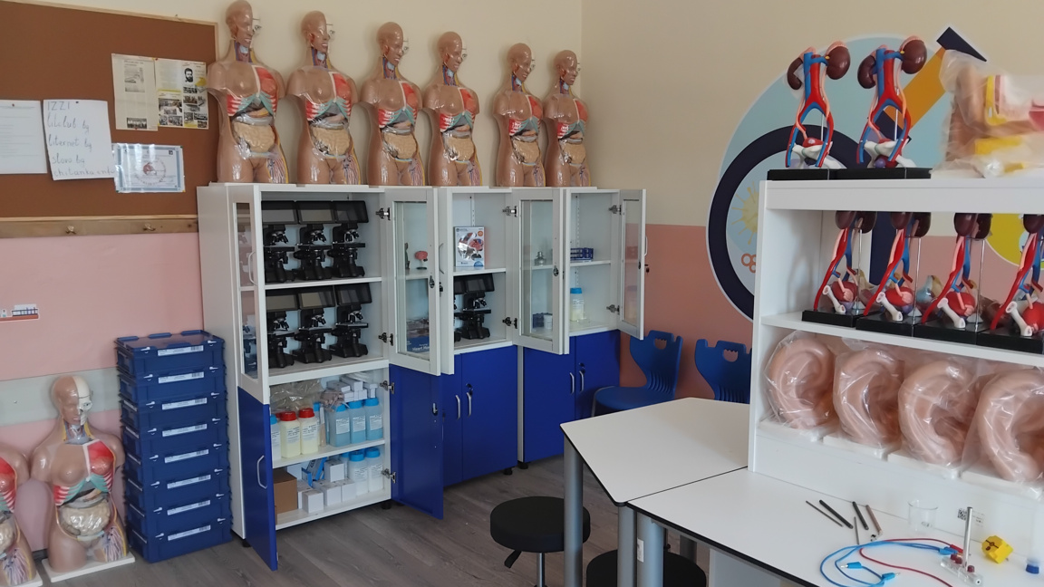 Модерно оборудвани STEM кабинети в учили...