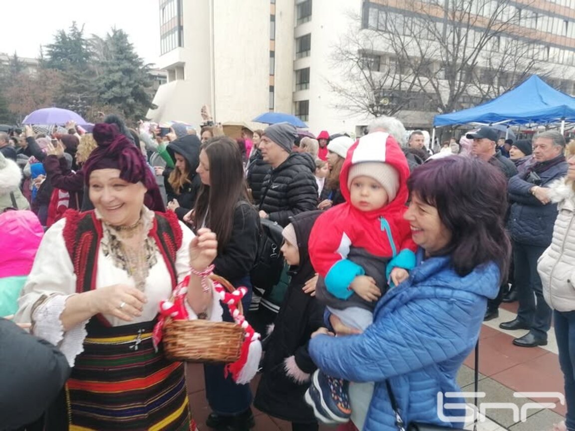 Благоевград посрещна Баба Марта и Деня на самодееца