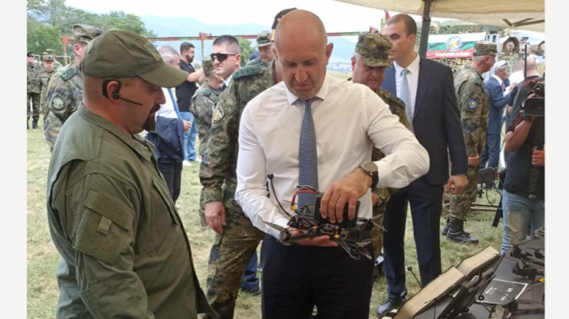 Президентът ще наблюдава състезание с дронове на полигона край Стара Загора
