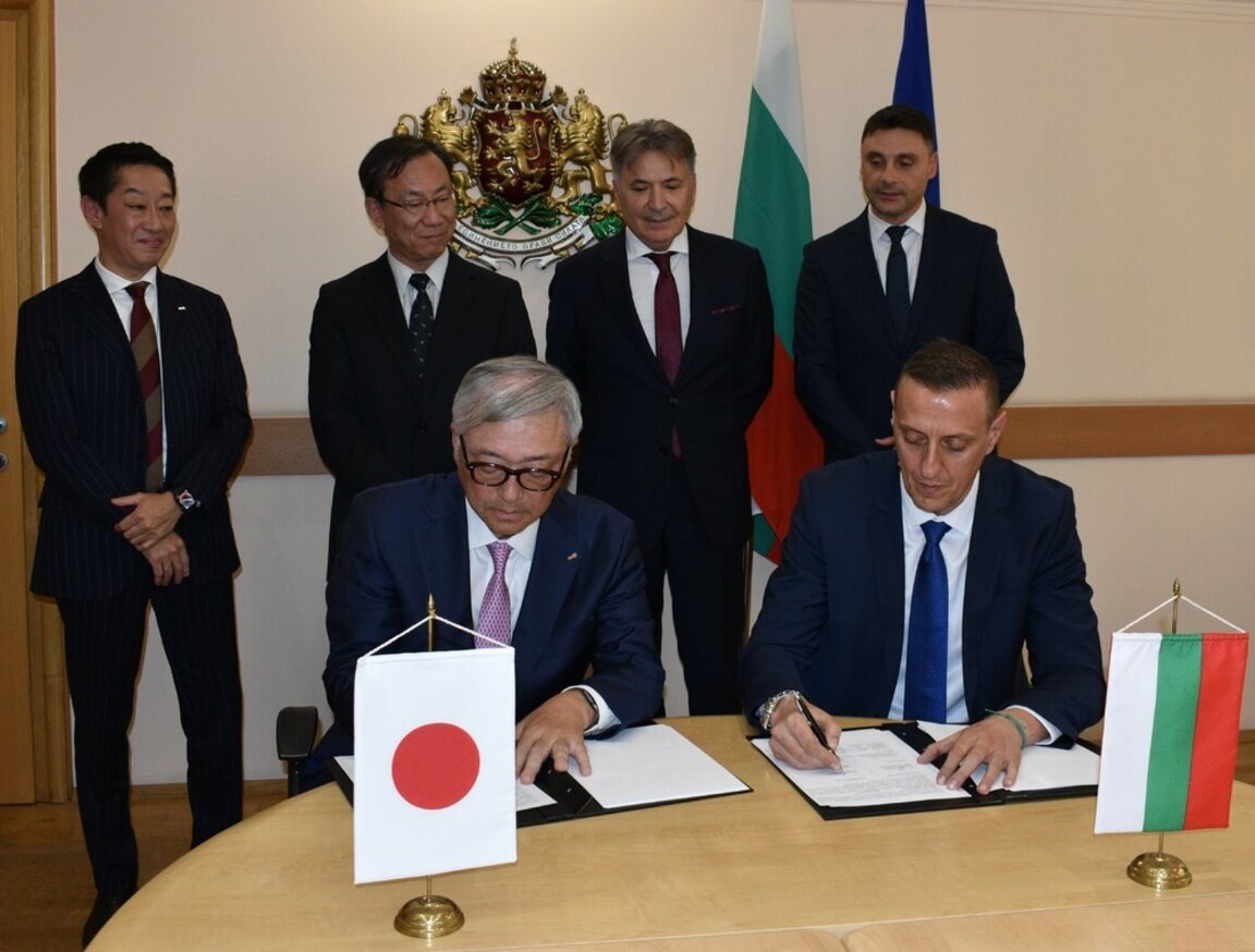 LB Bulgaricum EAD CEO Zhivko Zhivkov and Meiji Executive Officer Shigeru Taniguchi signing the contract on October 17, Sofia.