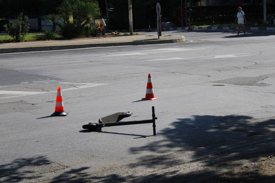 Мъж се заби с тротинетка в стълб в София, почина на място