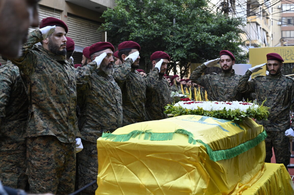 Бойци на "Хизбула" до ковчезите на командирите Ибрахим Акил и Махмуд Хамад, убити при израелски удар на 20 септември, по време на погребалното шествие в Бейрут, Ливан, 22 септември 2024 г.