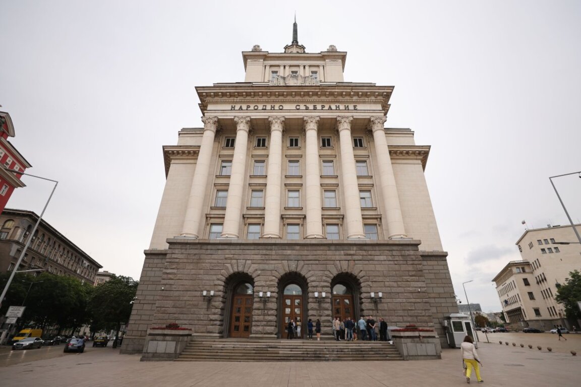 Парламентът обсъжда втори вот на недоверие към кабинета "Желязков"