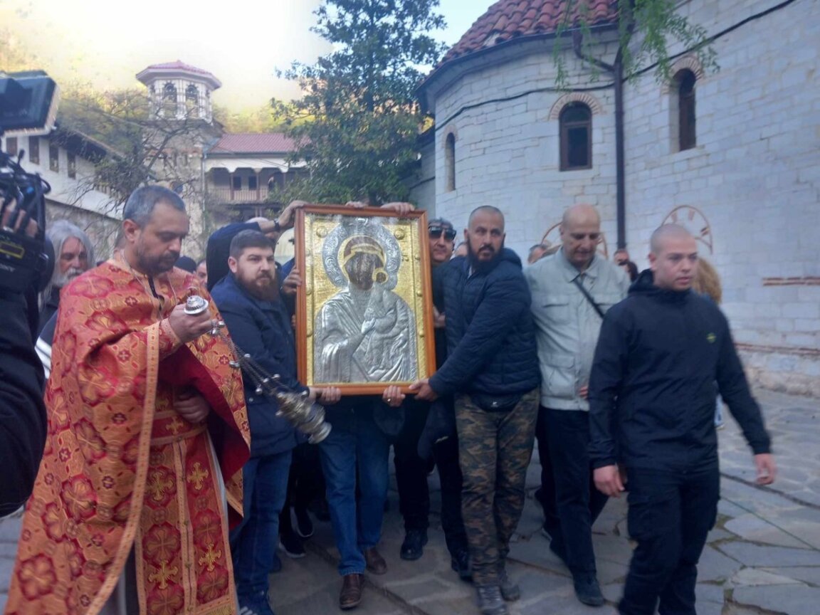 Чудотворната икона пое на литийно шествие до Клувията