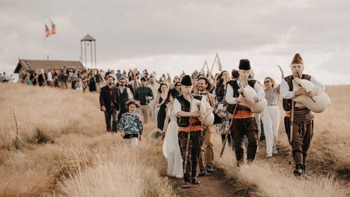 Bodas en el bosque, musaka argentina y rutas en búsqueda de hierbas medicinales… La casa rural de Nikoleta y Uriel marca la diferencia