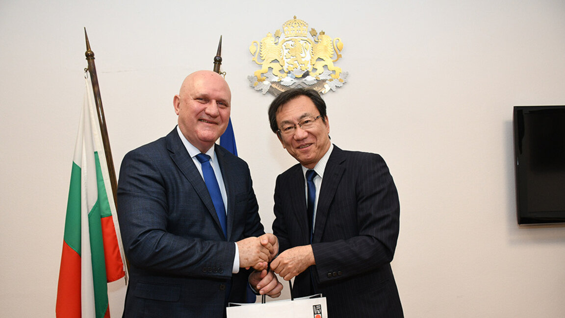 Education Minister Galin Tsokov and Japanese ambassador Hasashi Michigami (right)