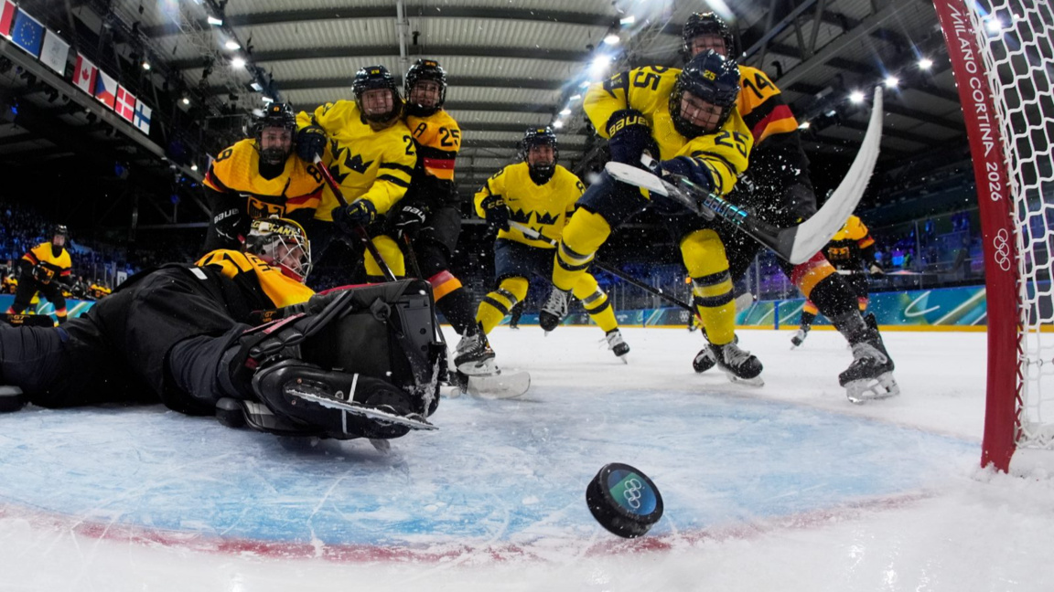 Шайбата влиза във вратата на Германия за 1:1.