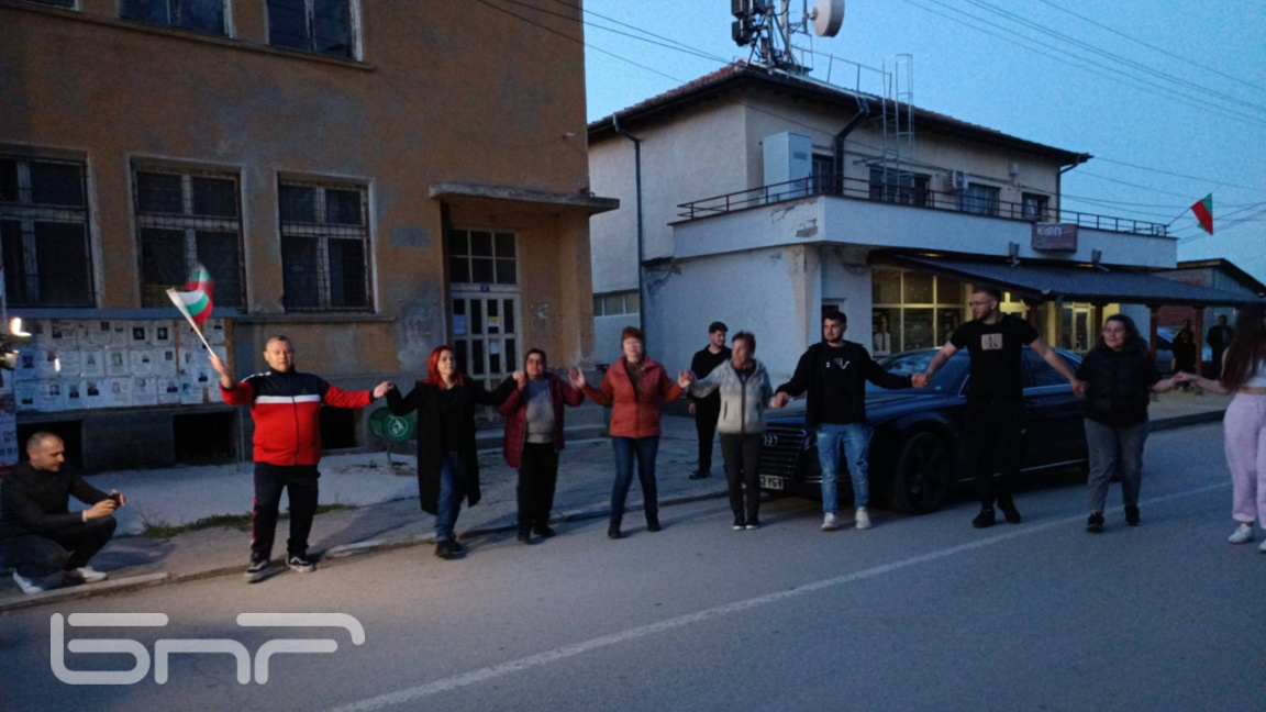 В родното село на Радев посрещнаха изборната победа с хоро