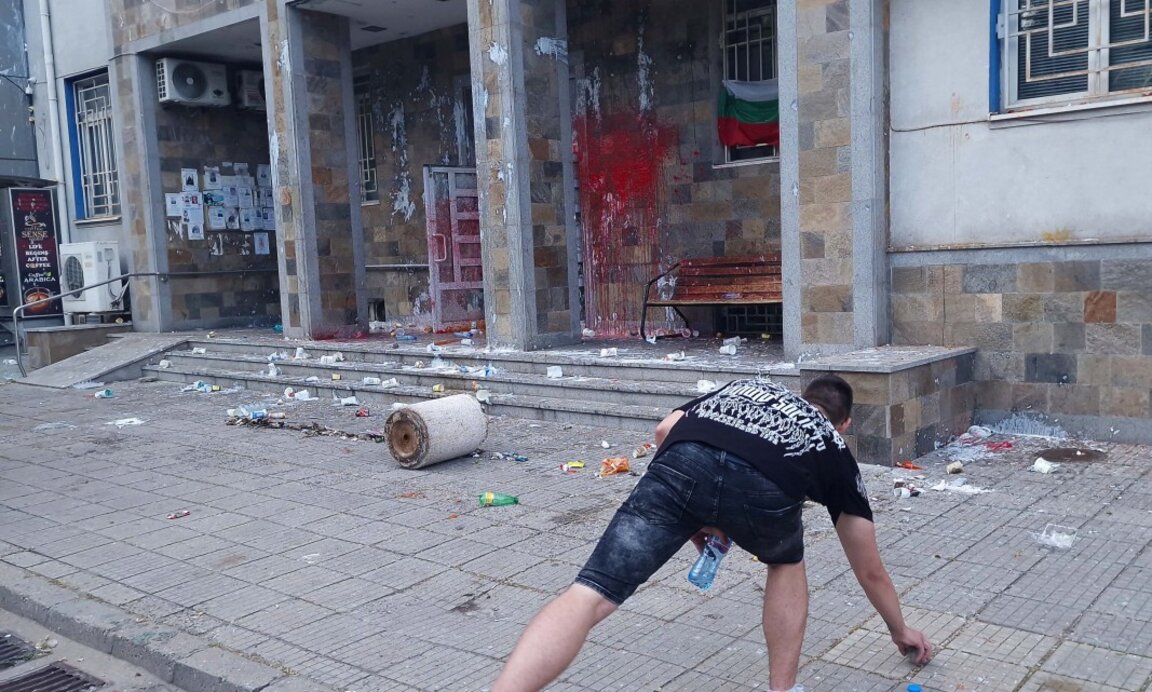 Протест пред сградата на полицията в Хасково