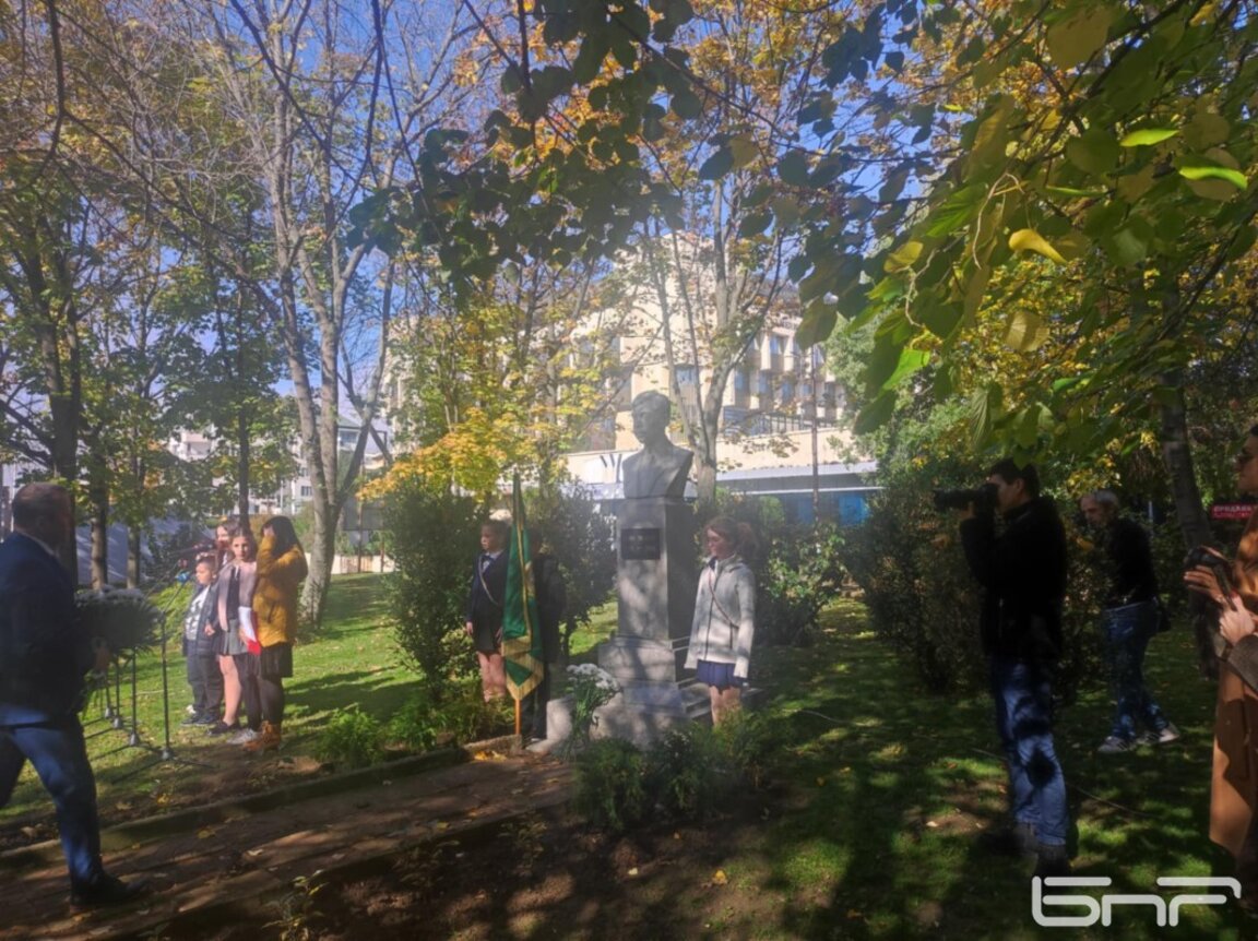 Цветя в знак на признателност към Пейо Яворов