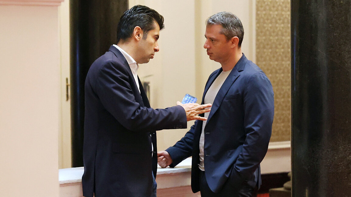 Kiril Petkov ve Delyan Dobrev, Parlamento kulislerinde