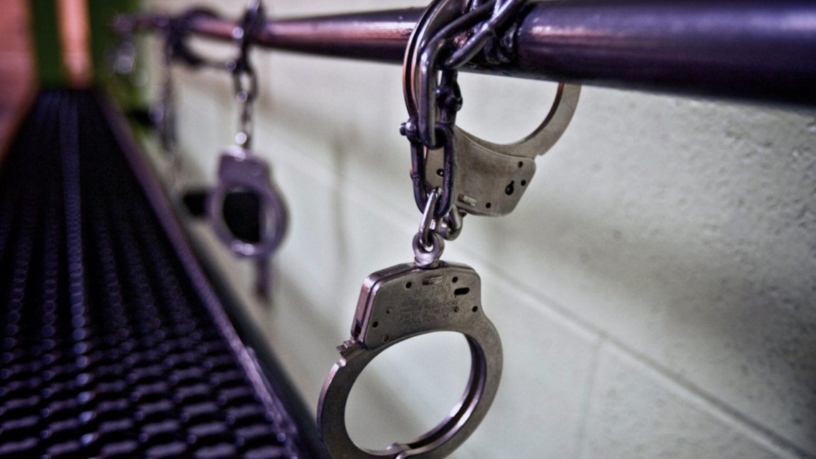 белезници арест затвор