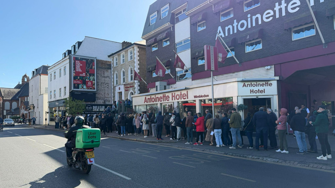 Засилен интерес към вота в Лондон, привършва хартията за машините