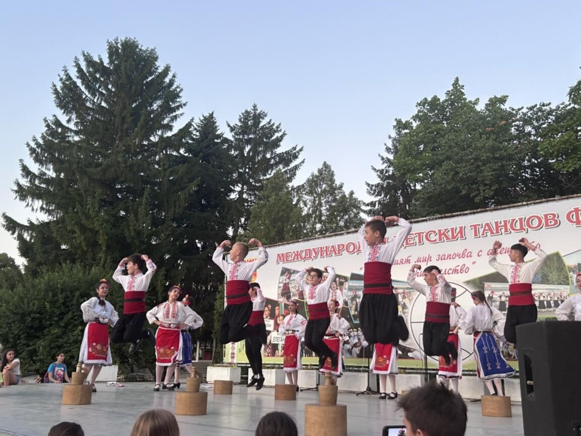 Деца на танцов фестивал