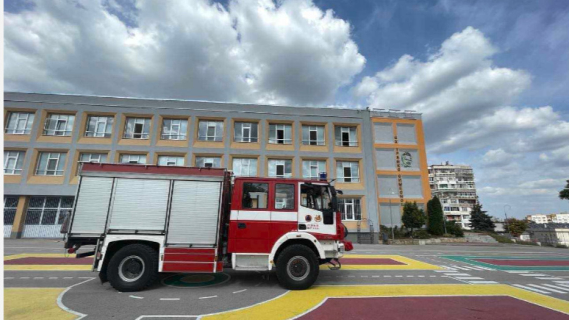 Електрически стълб пламна в Шумен