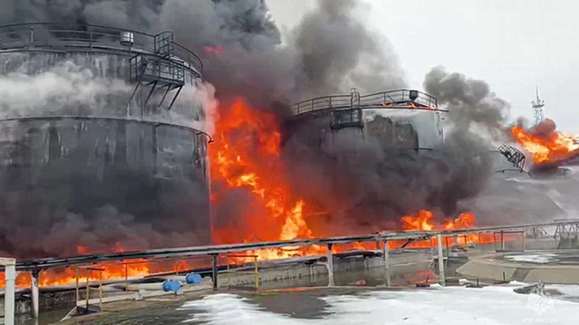 Петролни складове горят след атака с дронове в Русия.