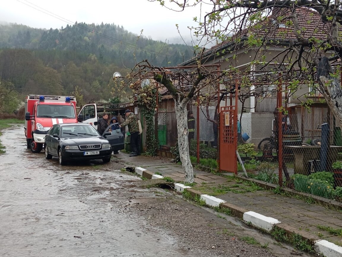 Река Огоста заля път в община Георги Дамяново