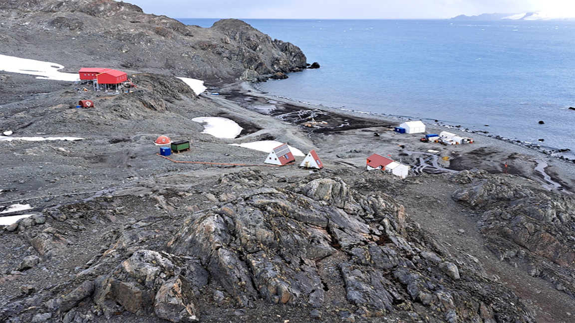 El buque de investigación búlgaro se aproxima a la isla Livingston