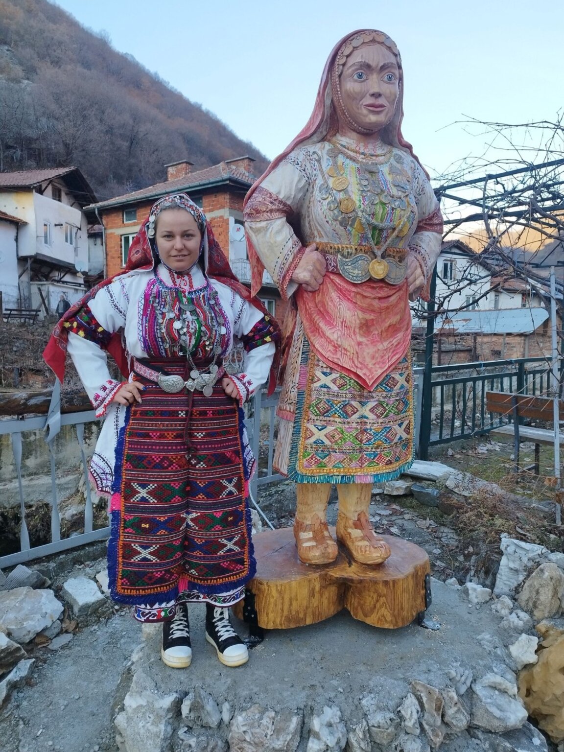 Пиринска мома в народна носия е най-новата статуя в село Пирин