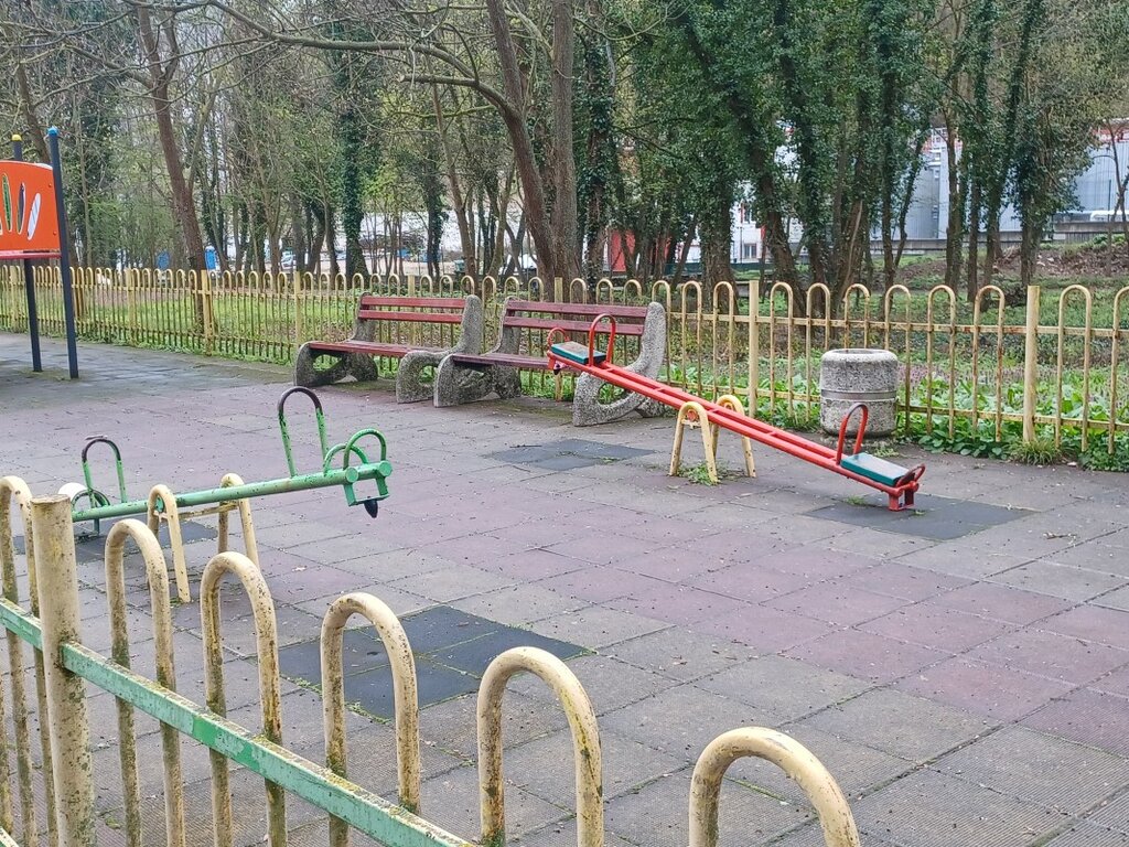 Обновяват детски площадки