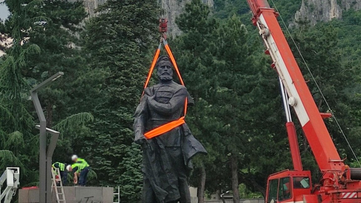 Ботевият паметник вече е монтиран във Враца