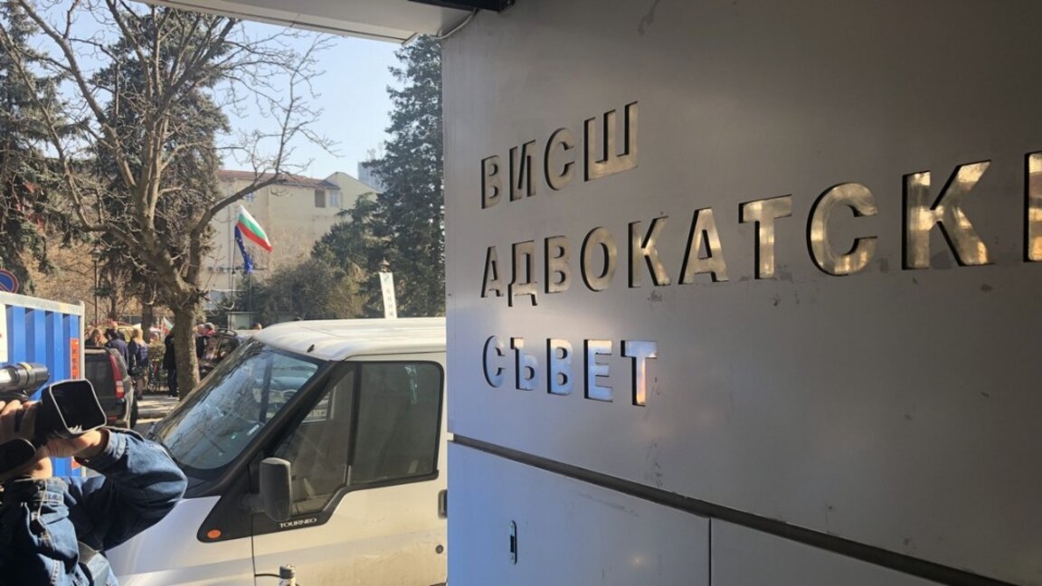 Avocații ies la protest cu privire la alegerea Procurorului general