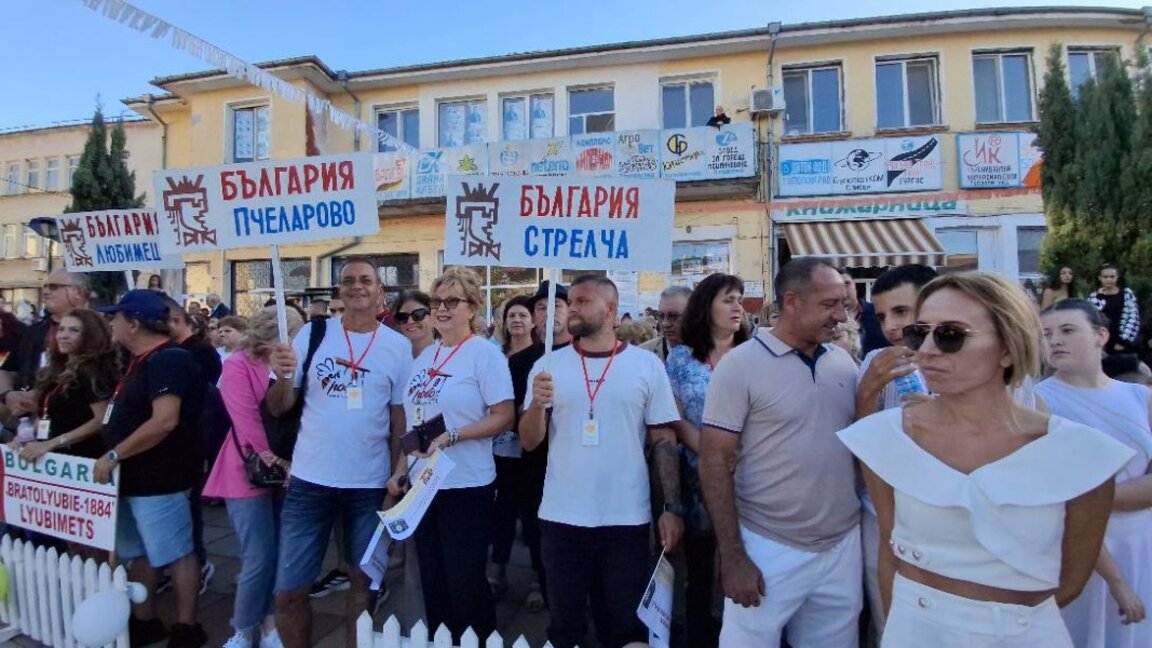 Фестивалът беше открит по традиция с шествие на участниците