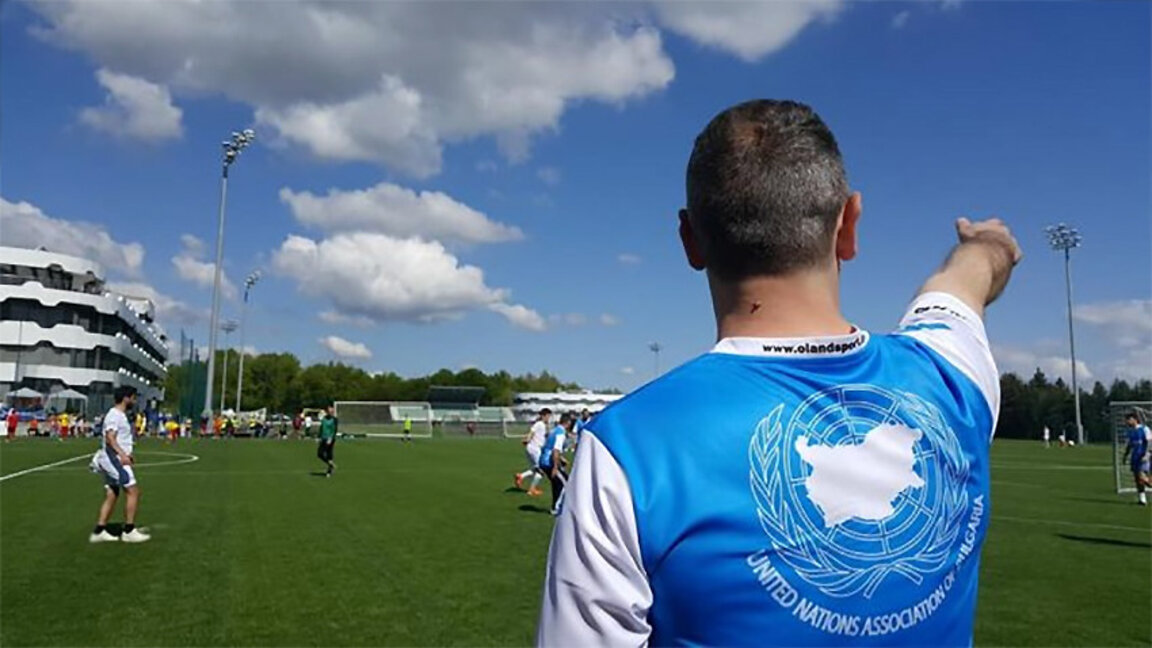 Diplomații joacă fotbal cu echipa de refugiați în cadrul unui turneu caritabil