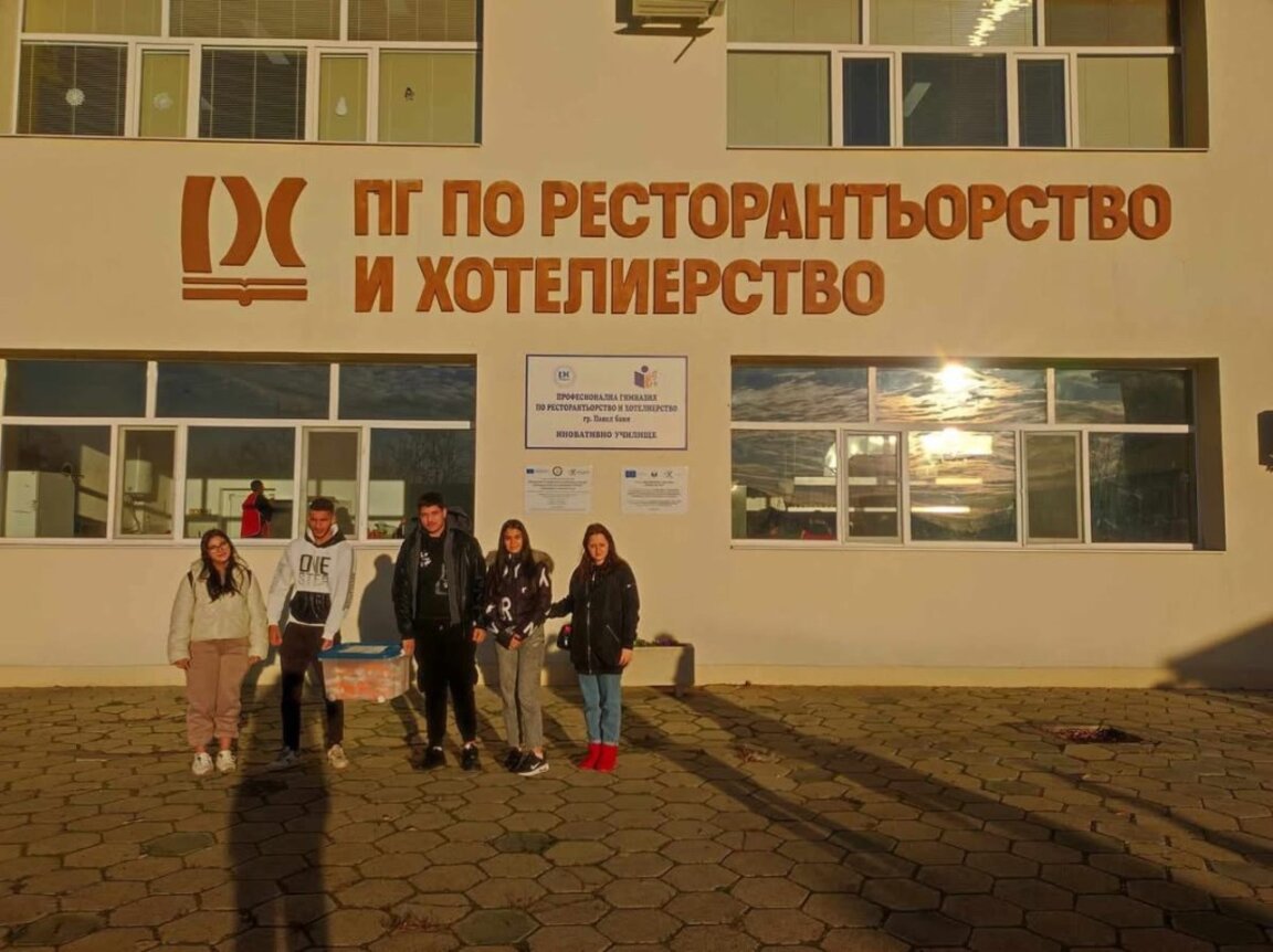 Ученици приготвиха 100 коледни тиквеника за възрастни хора в Павел баня