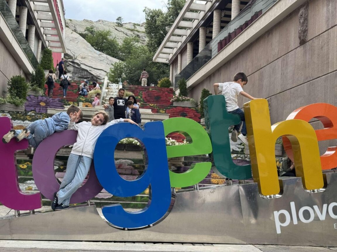 Гласът на 155 000 родители: Как една фейсбук група промени начина, по който пътуваме с децата си