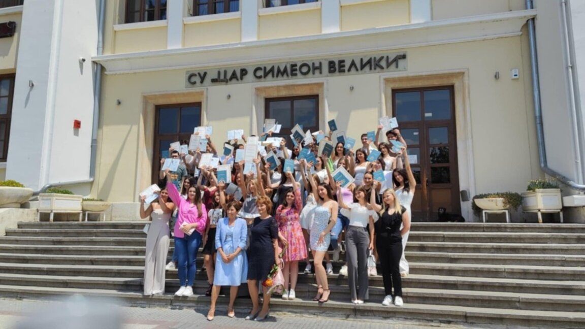 Във видинското училище "Цар Симеон Велики" връчиха дипломите на зрелостниците